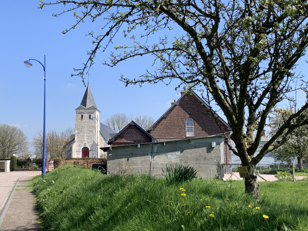 Les Trois-Pierres, arrivée à l'église Saint-Pierre.