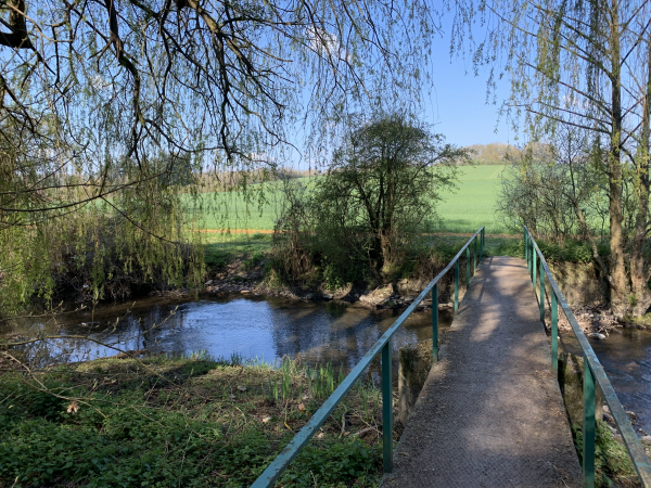 Passerelle sur l'Iton en direction du hameau du Rebrac.
