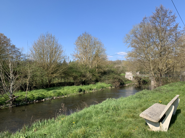 Nous allons traverser à nouveau l'Iton, cette fois-ci par le Passage Aux Deux Ponts. Nous suivrons ensuite le Chemin des Marchands.
