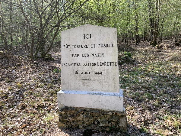 Stèle en l'honneur de Gaston Levrette.