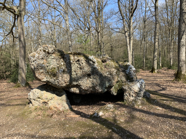 Le dolmen de la Pierre Courcoulée. Ce monument, classé au titre des monuments historiques, date du néolithique. La dalle de couverture est en poudingue (conglomérat de débris arrondis). La dalle est posée sur 4 supports, dont l'un s'est enfoncé dans le sol, ce qui a fait basculer la dalle qui s'est écartée du support voisin.