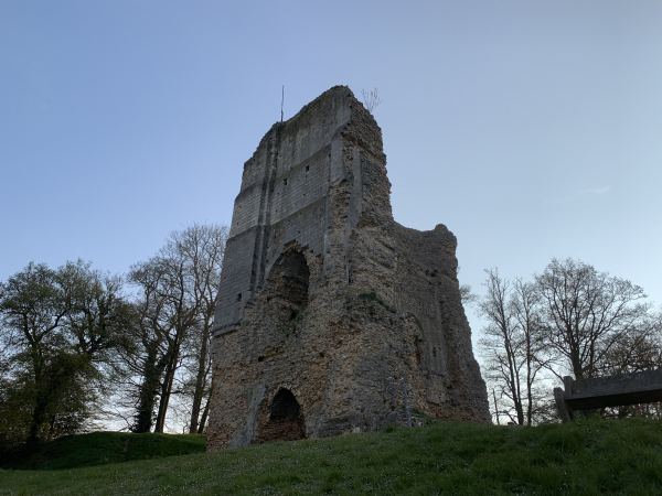 Le Donjon du château de Brionne. La ruine du donjon est tout ce qui reste du château construit au XIè siècle.