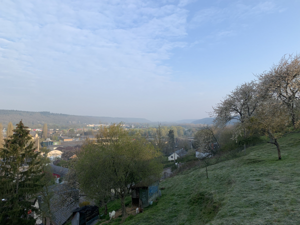 Depuis le belvédère, on peut au moins regarder à droite, pour distinguer la vallée de la Risle.