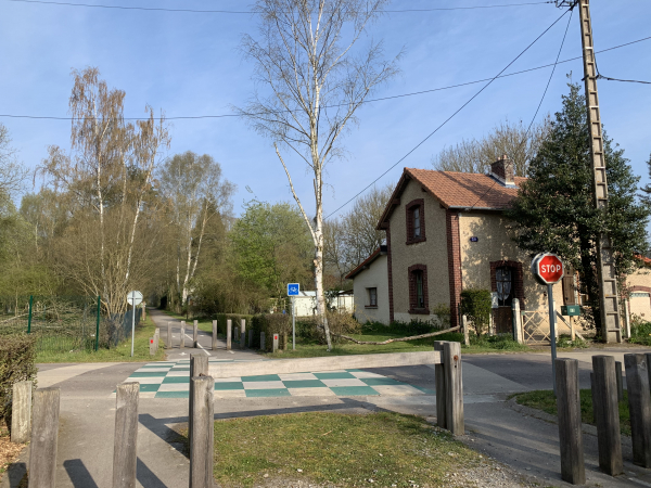 Ancien passage à niveau sur la ligne d'Evreux à Honfleur au niveau de la D26.