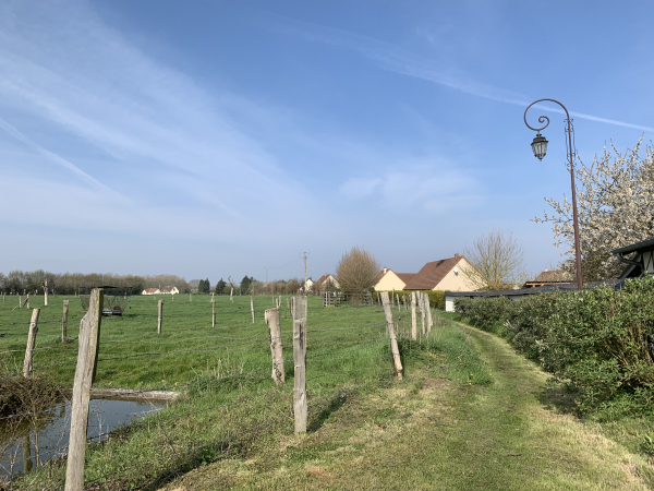 Nous sortons d'Harcourt par le GR26.