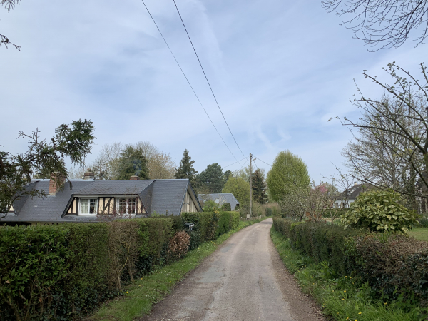 Nous entrons dans Brionne par la rue du Bois.