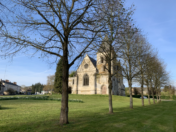 Eglise Saint-Denis (XI/XIIè siècle). Désaffectée à la Révolution, elle devient le lieu des assemblées communales dès 1790. C'est désormais une salle de sport.