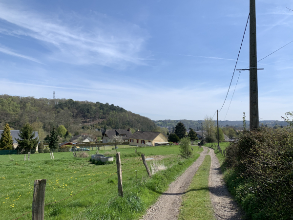 Arrivée à Brionne, aux Fontaines, par le chemin de la Vierge.