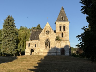 Eglise Saint-Denis (XI/XIIè siècle). Désaffectée à la Révolution, elle devient le lieu des assemblées communales dès 1790. C'est désormais une salle de sport.