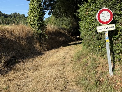 Nous avons suivi la rue de Brétigny pour rejoindre Livet-sur-Authou, et juste avant d'entrer dans le village, nous quittons le GRP, et tournons vers le sud-ouest sur ce chemin balisé de bleu.