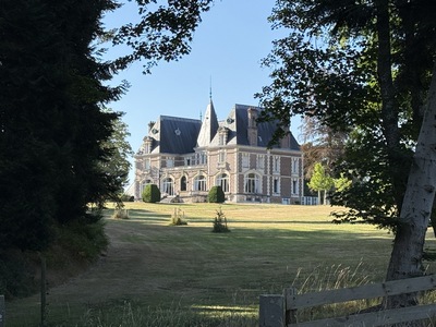 Château de la Houssaye (XIXe, en remplacement d'un manoir, sur une seigneurie avec droit de haute justice. Orphelinat pendant la première guerre mondiale, puis institut médico-social) à Brétigny en bordure du bois du même nom.