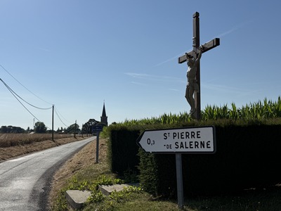 Nous avons traversé la D26 et continuons vers St-Pierre-de-Salerne.