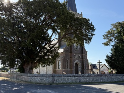 Eglise Saint-Pierre de Salerne (XIIe -> XIXe), ancien lieu de pèlerinage à ND de la Salette, apparue en 1846 à deux enfants bergers à Salette en Isère.