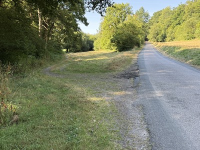 Voilà l'entrée du bois, nous suivons ce chemin qui longe quelques champs puis monte dans le bois de la Tour.