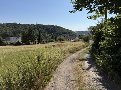 Nous sortons du bois sur les hauteurs du quartier des Fontaines de Brionne.