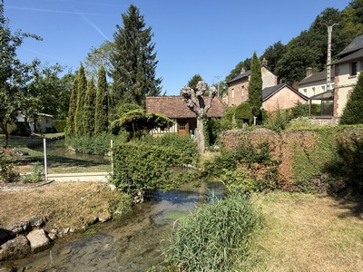 Le ruisseau des Fontaines alimentait jusqu'à 4 moulins à blés. Désormais, les sources du ruisseau sont captées pour la production d'eau potable. Nous allons fermer la boucle et traverser la D438, puis la voie ferrée, pour retrouver la place Saint-Denis.