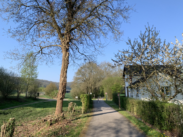 Voie Verte, ancienne voie ferrée Evreux-Honfleur, ancienne maison du garde-barrière sur la route du Ponceau.