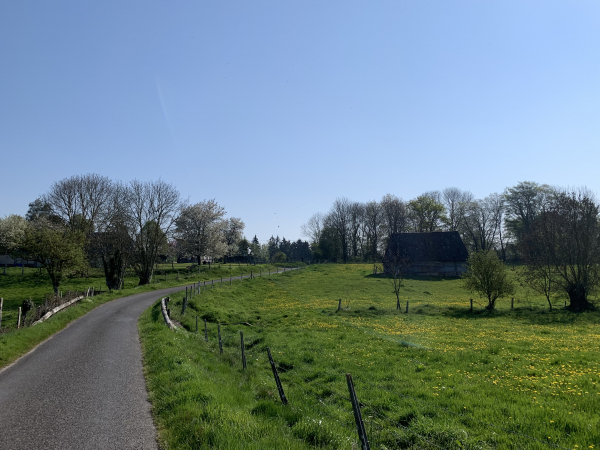 Arrivée à St-Taurin-des-Ifs par la route de Saint-Taurin.