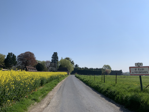 Nous arrivons à St-Eloi-de-Fourques par la route de Bosrobert.