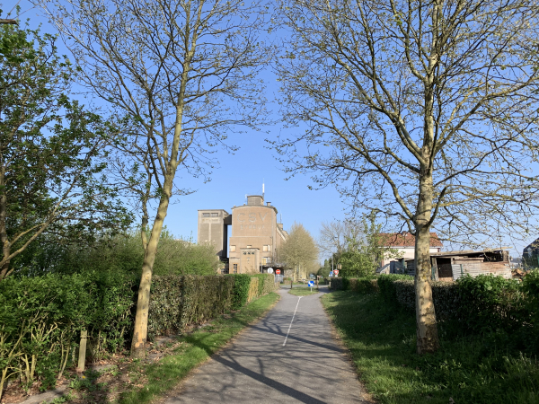 Nous arrivons au silo de Bacquepuis, c'est là que nous allons quitter la Voie Verte.