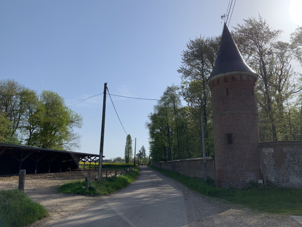 Nous entrons dans Bérengeville-la-Campagne en longeant le parc du château.