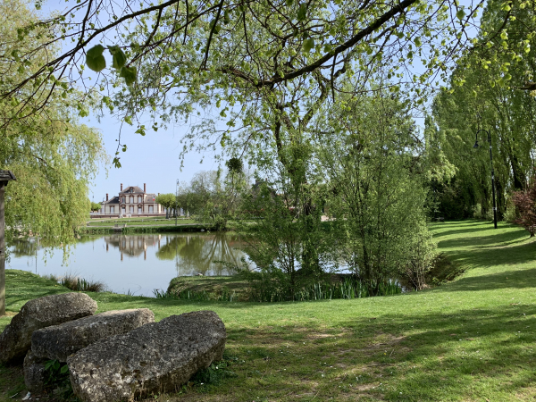 Nous retrouvons le parc et l'étang de la rue du Floquet.