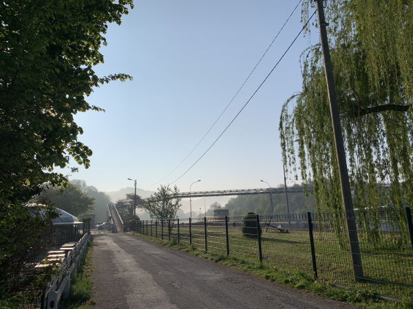 Nous partons de la rue des Écluses de Pîtres, près de la Guinguette. En face de nous, la passerelle que nous allons suivre pour traverser les écluses et le barrage de Poses sur la Seine.
