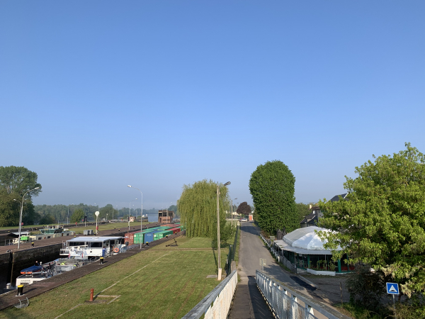 Nous montons sur la passerelle. Regard arrière sur la Guinguette.