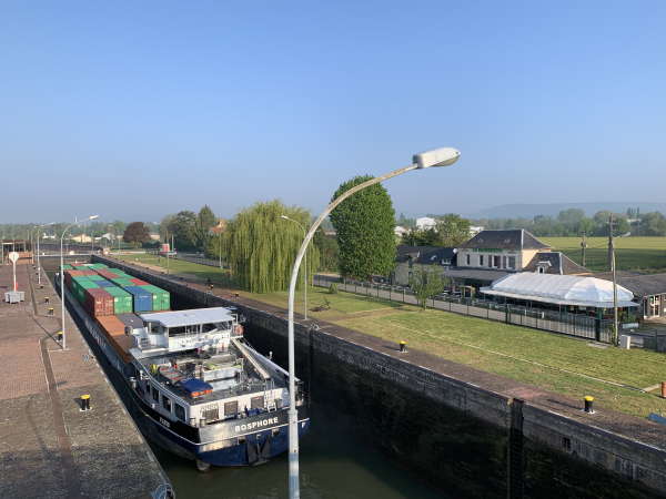 Une péniche de conteneurs attend son passage de l'écluse.