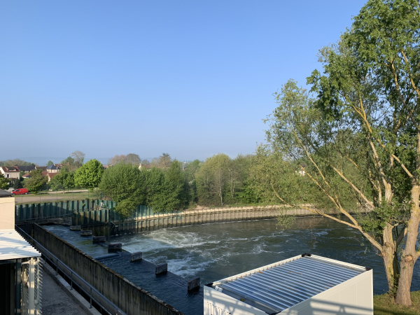Nous arrivons au Quai du Barrage. Sur ce quai se trouve une chambre d'observation des poissons de Seine. Une baie vitrée permet d'observer les poissons qui utilisent l'échelle de remontée.