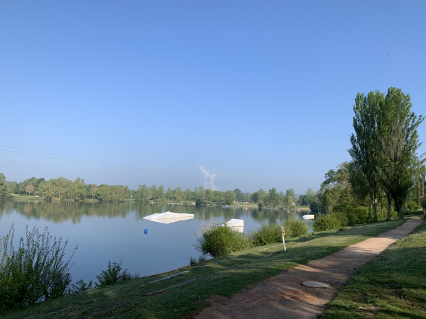 Base de Plein Air et de Loisirs de Léry-Poses, Lac des Deux Amants. On peut voir les installations de téléski nautique.