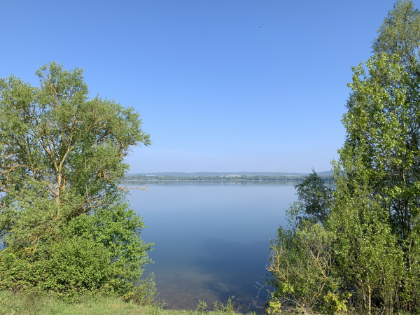 Le Lac des Deux Amants vu depuis le chemin du tour du lac.
