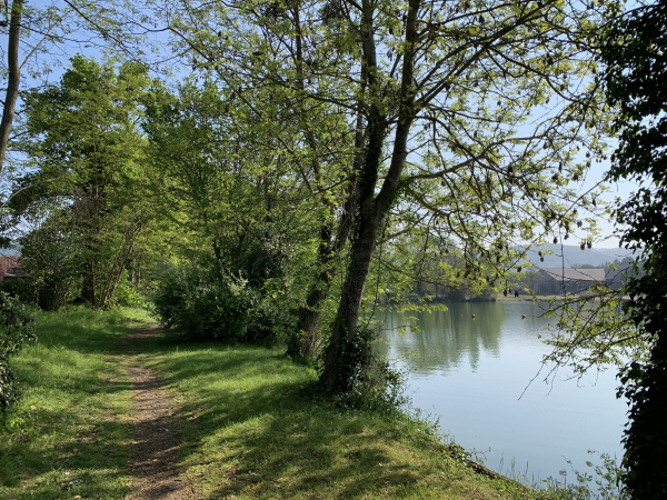 Poses, chemin le long du Lac du Mesnil.