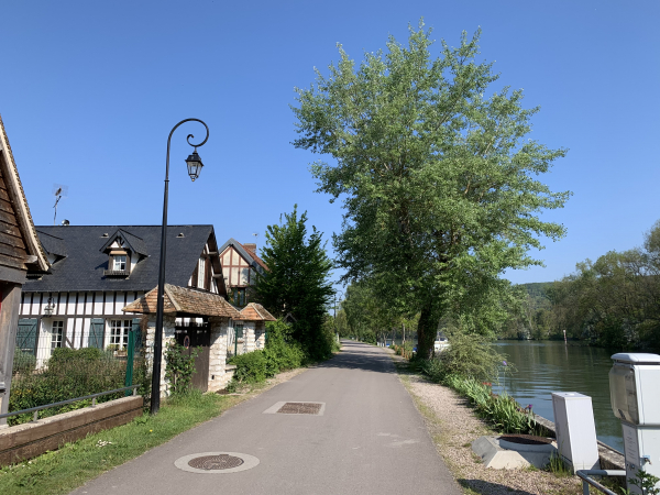 Le Chemin du Halage devient ici une rue sympathique de Poses.