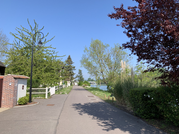 Poses, le Chemin du Halage.