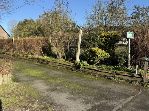 Nous traversons le hameau du Fresnay, avec un passage ici sur la sente du Fresnay.
