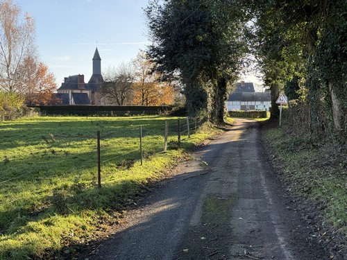 Nous avons traversé le hameau de Mesnil-Claque, et voyons déjà le clocher de l'église Saint-Martin.