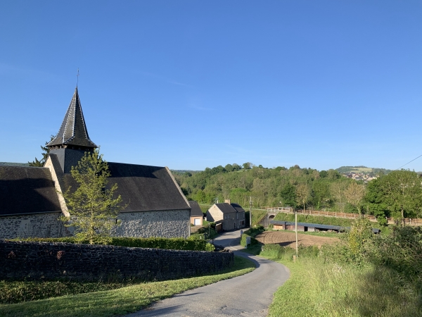 Nous partons de l'église Saint-Laurent du Vey, mais nous avons réalisé ensuite que le parking de Clécy était sur notre parcours.