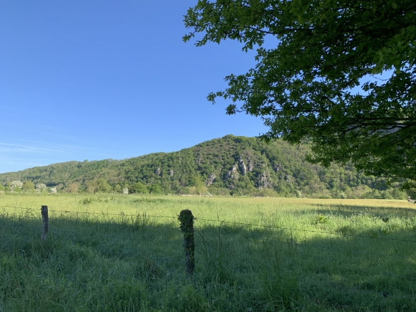 Nous allons rejoindre un sentier qui longe l'Orne. Regard arrière sur le Pain de Sucre.