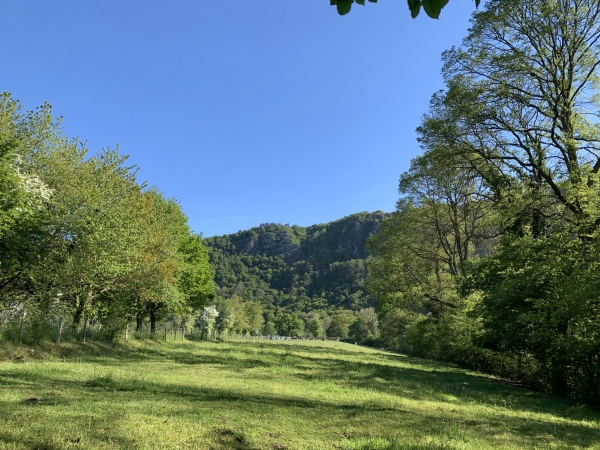 Nous allons rejoindre un sentier qui longe l'Orne. Regard arrière sur le Pain de Sucre.