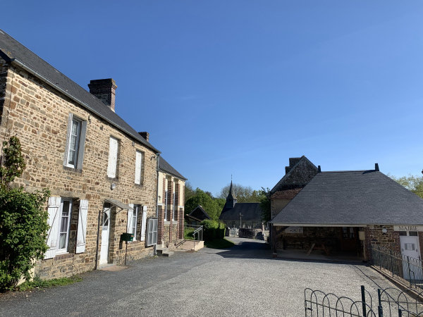 Nous partons du parking de la petite mairie des Isles-Bardel.