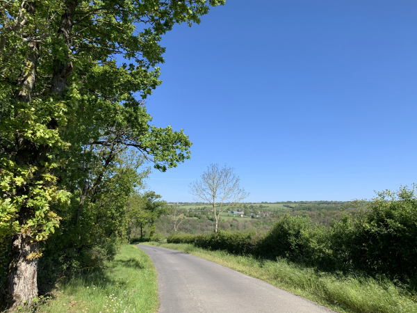 Un peu de route, déserte, pour rejoindre le clou de ce circuit.