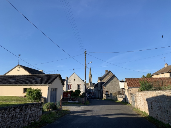 Nous sortons du bourg de Courterne par la rue Saint-Pierre, regard arrière.