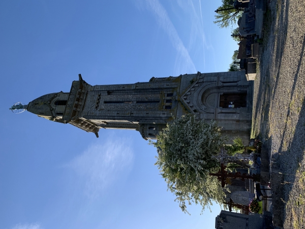 Chapelle Notre-Dame de Lignou (Couterne). Son clocher est couvert d'un dôme surmonté de la statue de la Vierge.