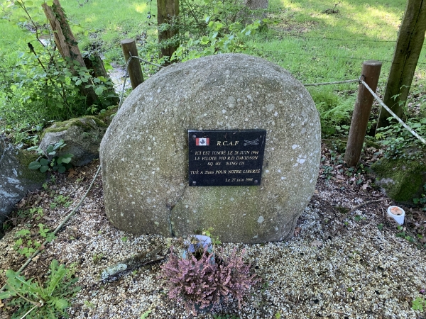 Stèle du pilote Robert Dunlop Davidson de la Royal Canadian Air Force. Son Spitfire est tombé ici en 1944 après un combat aérien. Il avait 21 ans.
