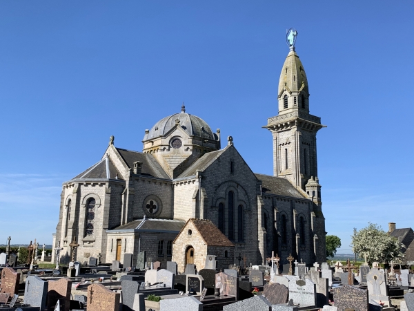 Notre circuit forme un 8, nous passons pour la deuxième fois aux pieds de la chapelle Notre-Dame de Lignou.