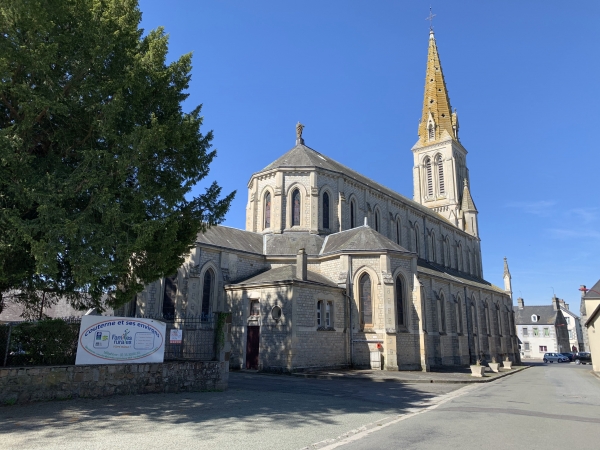 Eglise Saint-Pierre-et-Saint-Paul (XIXe) de Couterne. Il est midi, nous déjeunerons dans la sympathique Auberge, Carrefour de Couterne.