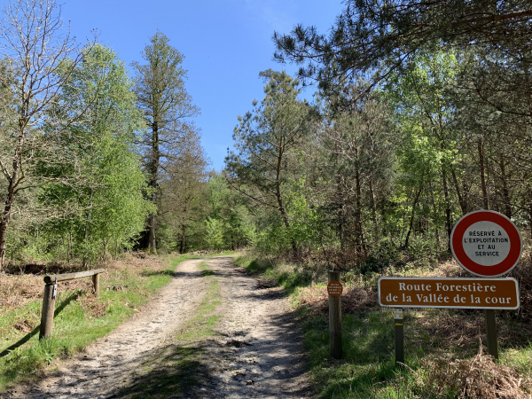 Nous nous sommes garés à l'entrée de la route forestière de la Vallée de la Cour. C'est une erreur, il y a un parking à quelques mètres, Vallée de la Cour, mais nous avons été trompés par un panneau Propriété Privée, qui ne concerne en fait que le bâtiment de gauche.