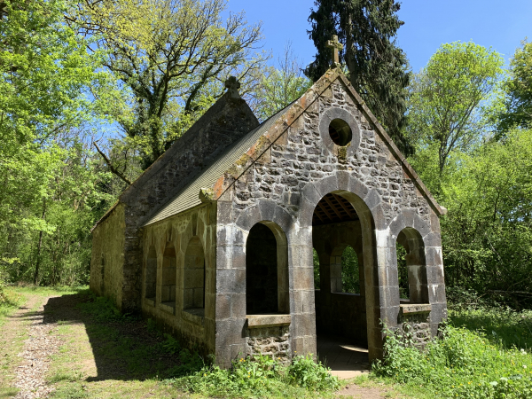 Appelée aussi Ermitage de la Héraudière, la chapelle est dédiée à Saint-Antoine-le-Grand. Elle est bâtie à l'extrémité méridionale de Magny-le-Désert, sur la rive droite, à 40 pas de la Gourbe, au fond d'un défilé. Il existe derrière la Chapelle un petit puit où l'on fabrique des croix avec des bouts de bois et que l'on dépose là par coutume pour exhauser des voeux.