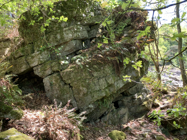 Les Gorges de Villiers sont bordées d'escarpements rocheux avec leurs grottes, dont celle de la fée Gisèle.